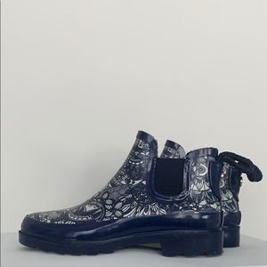 SAKROOTS floral blue ankle rainboots